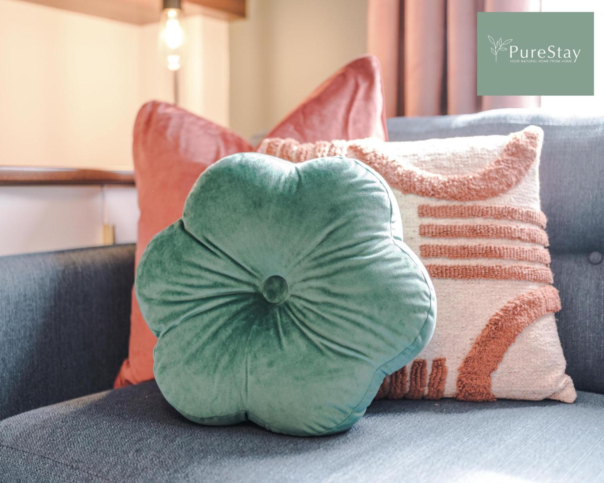 PureStay Manchester: Five-Bedroom House with Free Parking Exterior photo