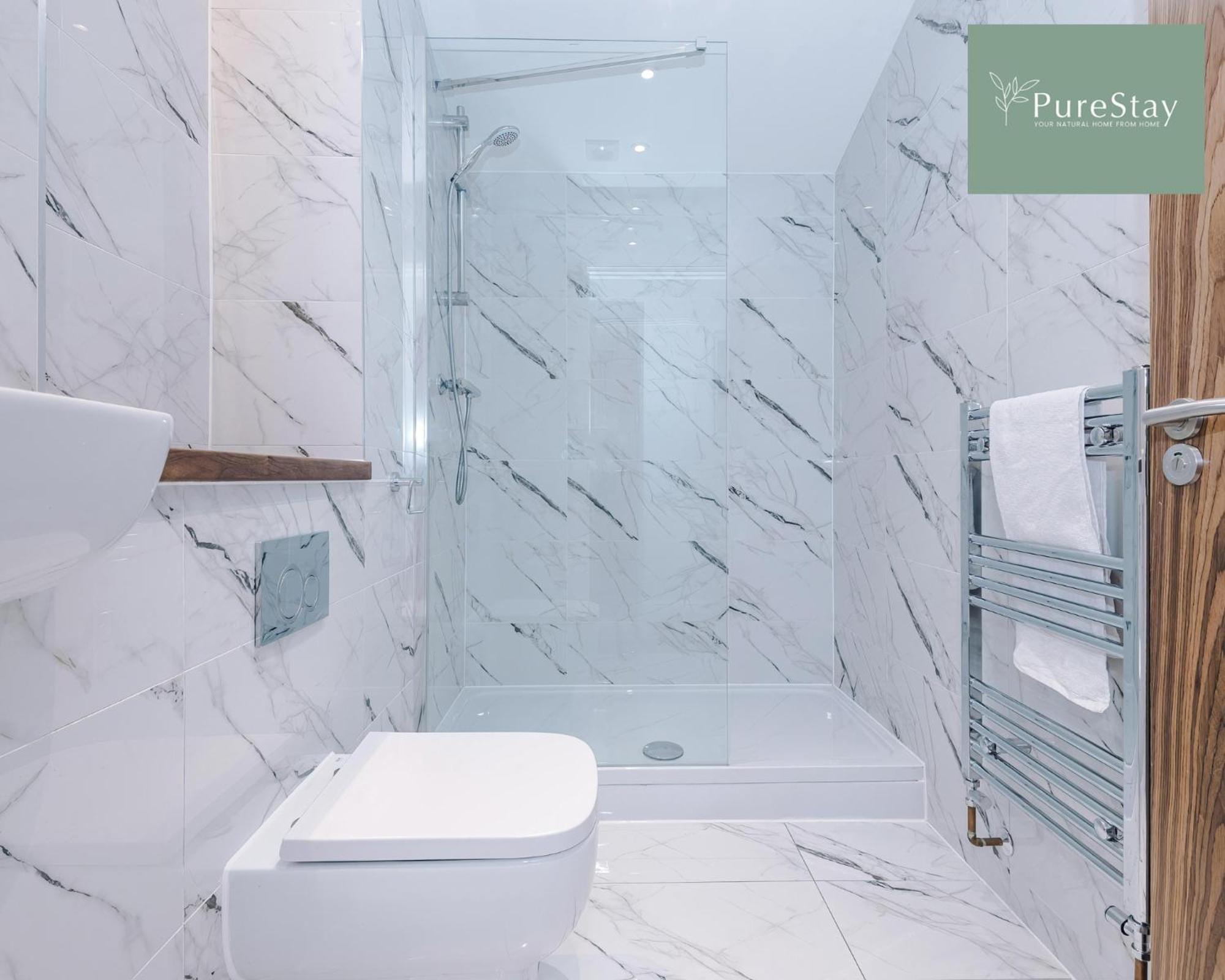 PureStay Manchester: Five-Bedroom House with Free Parking Exterior photo