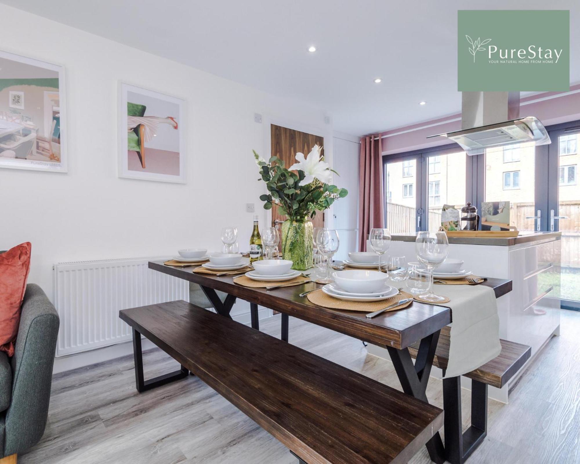 PureStay Manchester: Five-Bedroom House with Free Parking Exterior photo