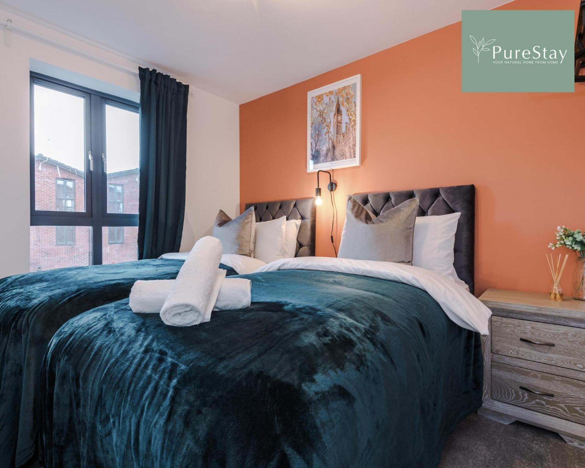 PureStay Manchester: Five-Bedroom House with Free Parking Exterior photo