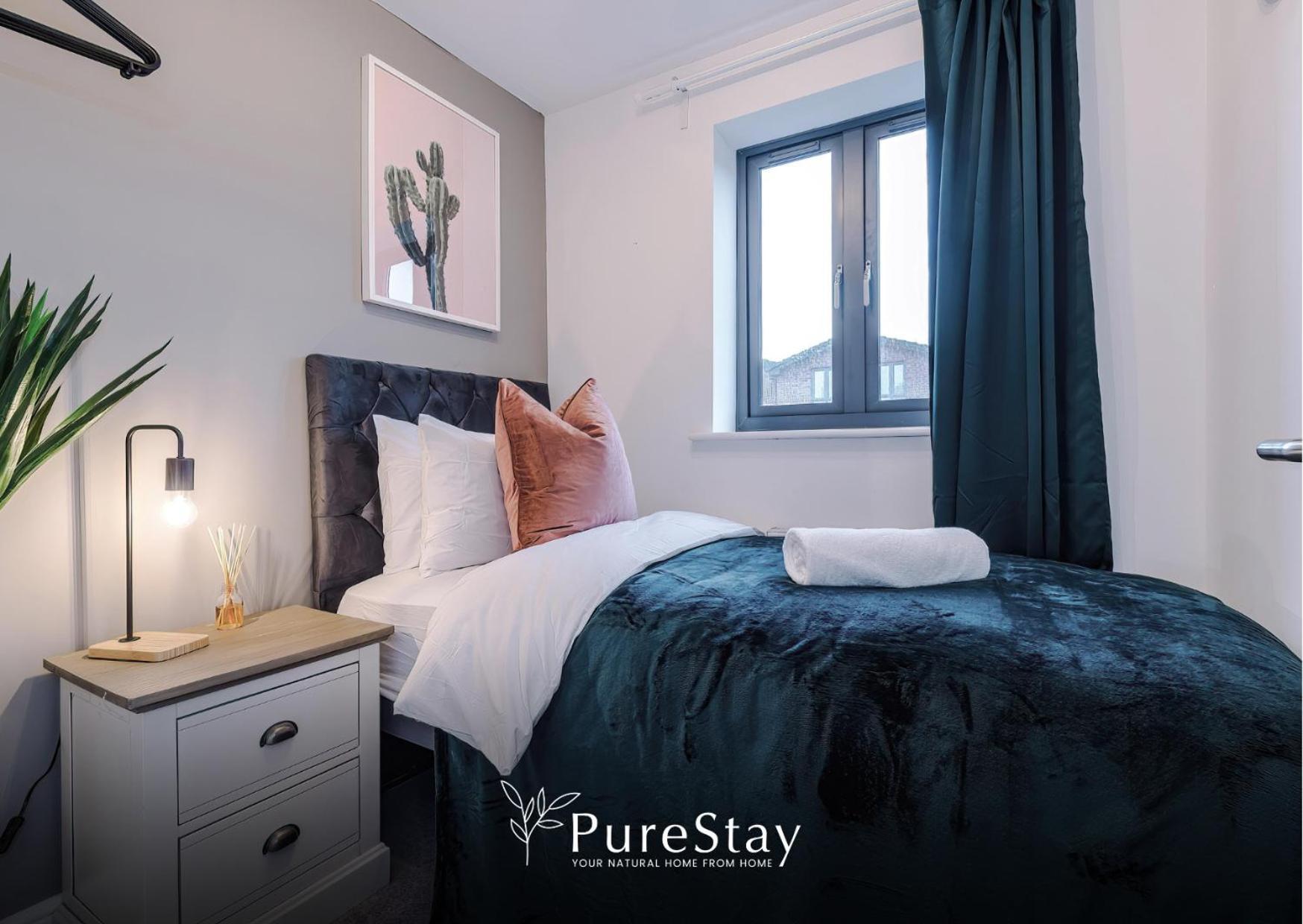 PureStay Manchester: Five-Bedroom House with Free Parking Exterior photo