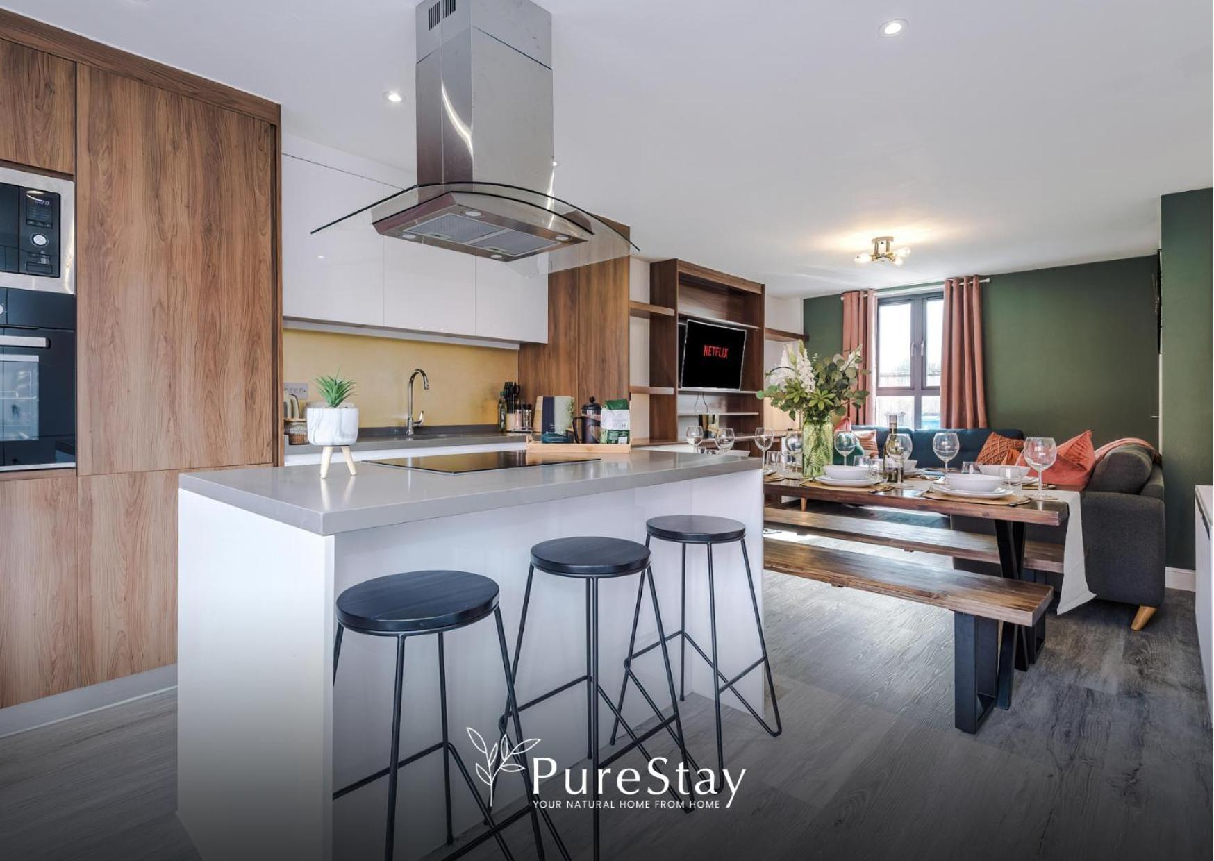 PureStay Manchester: Five-Bedroom House with Free Parking Exterior photo